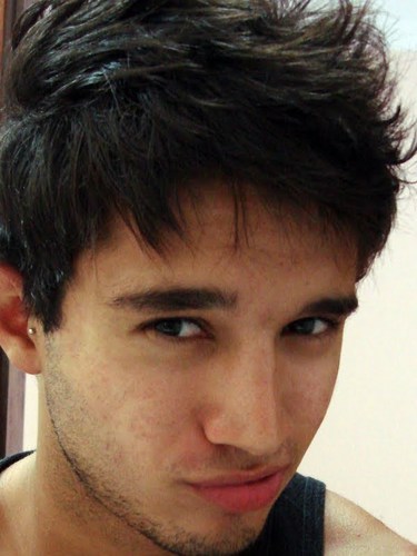 17 anos, aquariano , amo viver a vida ........