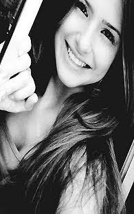 Ariana, espontânea, curiosa. Solteira ,viciada em esmaltes ,apaixonada por música , fotografia e roxo é a minha cor favorita (: