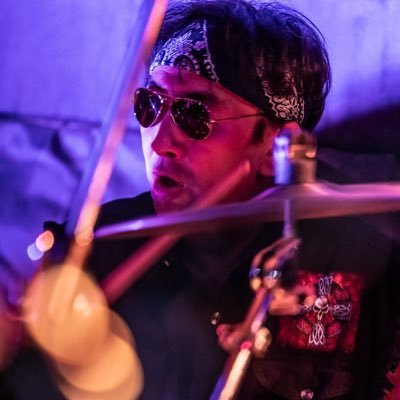 Play drums, sometimes sing. Drummer of ・白蛇海賊団 ・ザ・デッド・泥酔ズ ・濃口醤油 ・Edlipse. Singer of ・The P.O.D. ・The S.O.D.