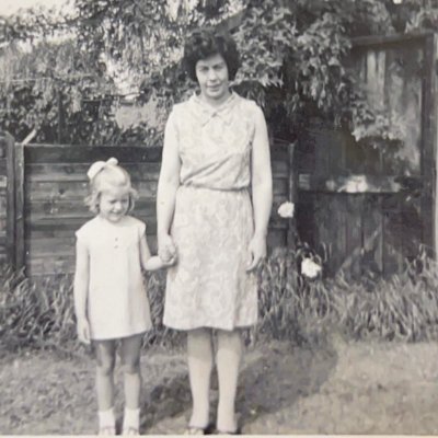 holding_elaine's profile picture. 