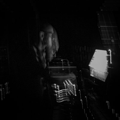 ColSeeker's profile picture. Su live combina bajos profundos con fuertes atmósferas, frías y eléctricas con toques abstracto y percusiones complejas, que a veces tocan la experimentación