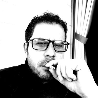 تجري الرياح كما تجري سفينتنا
نحن الرياح و نحن البحر و السفن ُ
إن الذي يرتجي شيئاً بهمّتهِ
يلقاهُ لو حاربَتْهُ الانسُ والجنُّ
فاقصد إلى قمم الاشياءِ تدركها