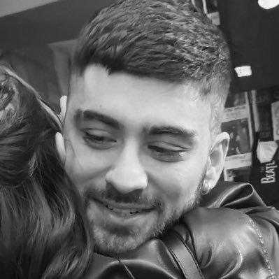 agi 🌻 hugged zayn