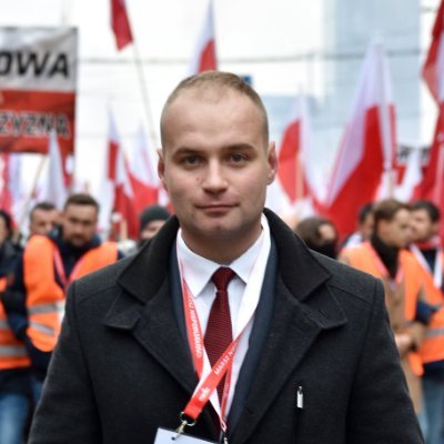 Mąż, Ojciec, Katolik, Narodowiec.
Polityk Ruchu Narodowego i Konfederacji.
Wcześniej Prezes Młodzieży Wszechpolskiej i szef sztabu Marszu Niepodległości.