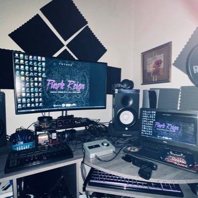 AmpMadeIt_'s profile picture. The Real AmpMadeIt (Music Producer) Smackin these books!!! The FanDuel Smacker!! Come get this money!! #SportsBook