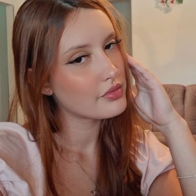 19 anos, viciada em skin care, gostosa e estudante de agronomia