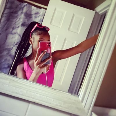 sheislona_'s profile picture. 