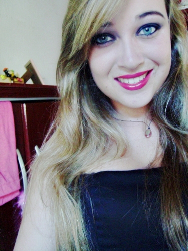 Quem quiser vencer na vida deve fazer como os seus sábios: mesmo com a alma partida, tem um sorriso nos lábios. =D