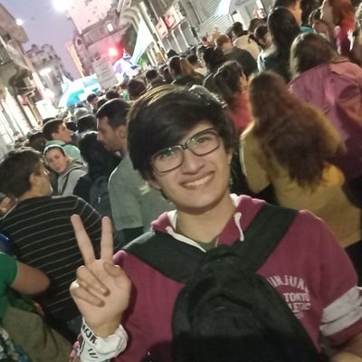 Peronista. Estudiante universitario.
Hay que ser un reverendo hijo de re mil puta para bancar este gobierno.