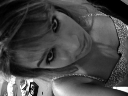 Eu sou o brilho do teus olhos ao me olhar,sou teu sorriso ao ganha um beijo meu,eu sou teu corpo inteiro a se arrepia...(8)