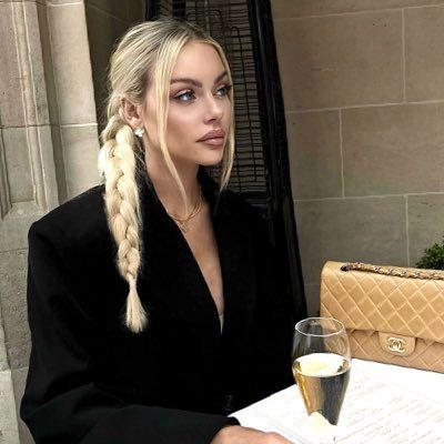 Undevelope16835's profile picture. I am the creator of my life 💫 Podcast 🎙️ Girl Dad Trader/investor One with Source 🧘🏽‍♂️✨