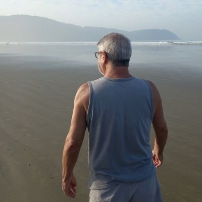 RobertoFakir's profile picture. Tricolor tri-mundial, Anti-Nazi, Anti-Comuna, Anti-Fascista, Anti-petista, Anti-MBL e principalmente irônico. E ainda minha mulher me chama de chato.