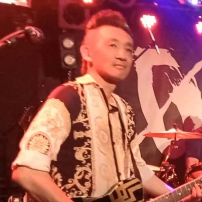 長距離トラックドライバーやってます😅 BOOWY.ZIGGYのコピーバンドはやっていましたギターです。 B'z.WANDS.MODS.ジュンスカ、ラフィン、ラウドネスなど幅広く好きです。 YouTubeで演奏動画出してます。