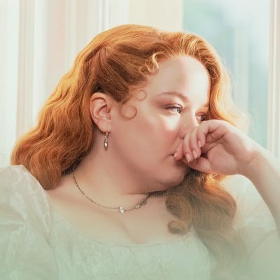 Votre 1ère source française sur l’univers de la série #Bridgerton, diffusée sur Netflix 🐝