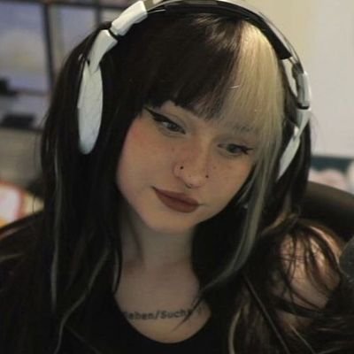 Pedindo a lua todos os dias uma chance de ser feliz
⋆ ࣪. @Nihachu