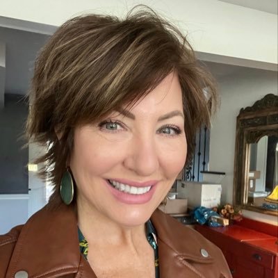 c_hetlan's profile picture. decaf all day☕️but chocolate🍫new york raised, pittsburgh is home. ❤️🤍💙 Mom to 3, Ona not (m) to 6, wife to 1😉