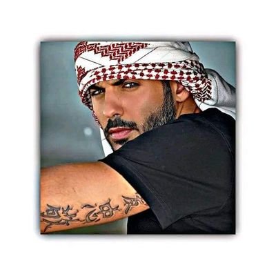 رجل يبحث عن المرح بصدق ويسعي للفرحة والبهجة والسرور.
