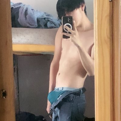 Hola soy Alex ,tengo 18 años , soy de CDMX, me gusta mucho la gastronomía y la programación, soy virgo, hacer amigos , cocinar , jugar y salir a pasear.