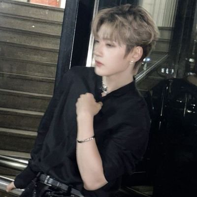 ibyeonss's profile picture. un intento de cuentas de aus de txt y skz