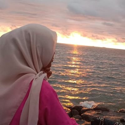 Suci_rhmdn05's profile picture. pain is inevitable!!