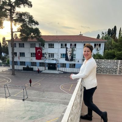 ozlemyalcin77's profile picture. Bornova İlçe MEM Özel Büro Öğretmeni,MEB İngilizce Öğretmeni, Ölçme ve Değerlendirme YL mezunu, kedi sever bir anne 😻