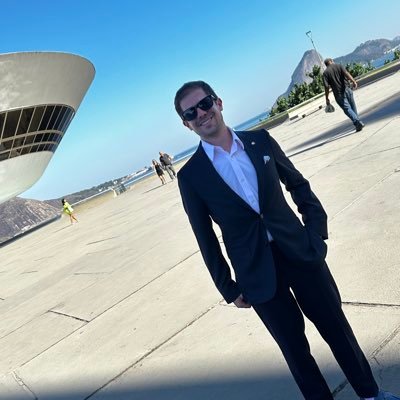 Wielbiciel zaskakujących połączeń. Prawa i astronomii, polityki i sztuki, podróży i domatorstwa, wina i herbaty, Prousta i Lewisa. Audaces Fortuna iuvat.