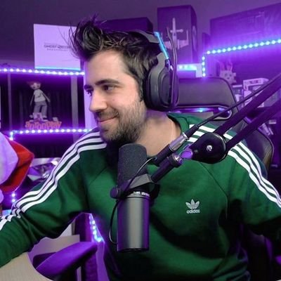 Ninna_Aur's profile picture. No te cierres; la vida está llena de nuevas páginas ✨🫧
Acompañando a Gustabo