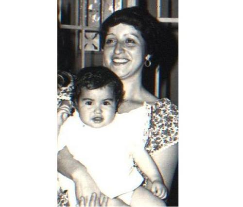 Mujer, madre, hija, esposa, ingeniero de formacion, escritora de ADN y lo más importante es que soy feliz!!!!