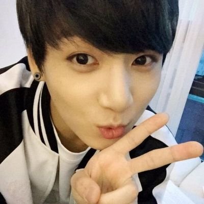 taehyung y yo escuchado musiquita, comiendo sushi y tomando coca-cola¡!