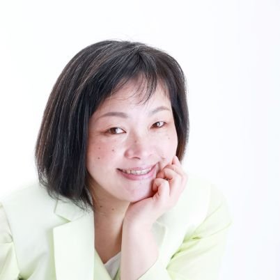 美容師歴29年着付け師歴12年 。「マザーアースと一つになる水美容ピュアメソッド」(ヒカルランド) 著者。 水美容の頭皮洗浄ヘッドスパで、髪も毛穴もねこそぎ綺麗に！リラックスと癒しの施術でこころゆたかな暮らしのお手伝いをしています。 植物と猫好き。 https://t.co/ZujATef1K8