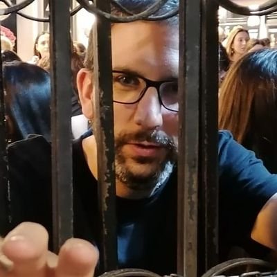 Tuitiritero. Yo estaba equivocado, me puedes tuitear. Frases deshechas al gusto. Sustanciero kirolero. Si me queréis, reirse. Odio a los haters.