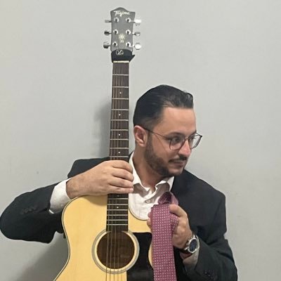 Pai e advogado. Tenta arranhar qualquer instrumento de cordas e alguns de percussão por pura curiosidade!