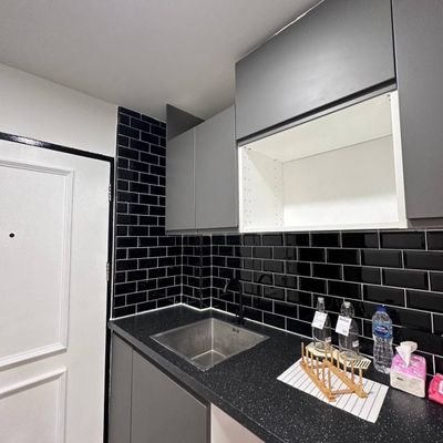 SubinMor's profile picture. No total dark or white one