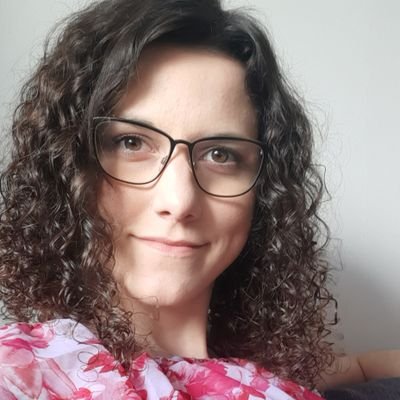 marketing, media / kudrnaté rodeo, hokejová fanynka, sport, pivo a kávička