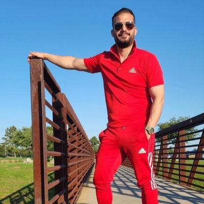 Amante del cine, la buena música, un rebelde con causa, un fiel admirador de la poesía, de la vida es un regalo divino y agradezco a Dios por ella.