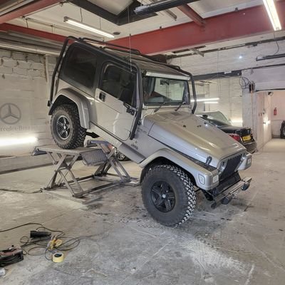 Topcoat is a car body repairers based in Warrington. We will give you great tips and tricks on how to look after ur car.