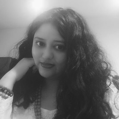 Poetess and Writer
Tarot Card Reader 

'इससे पहले कि आँखें मेरी मैं मूँद लूँ ,
  ख़ुद को ख़ुद की कलम में ढून्ढ लूँ '