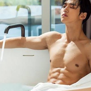 khoo143's profile picture. born to be free