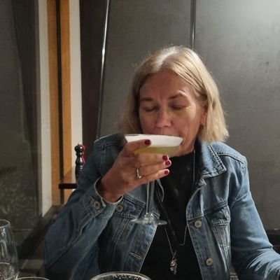 Leeds🇬🇧 born, Kiwi raised & new Aotearoa NZ citizen 🇳🇿 who loves travel, sport, LUFC💙💛,the Warriors 💙💚❤️ & ABs🖤🤍Sun & sand! 🌻. I'm a wife, Mum & Nana