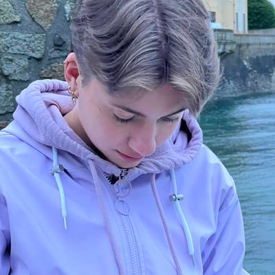 ||📸INSTA : emma_lbr_||
le V dans les oreilles