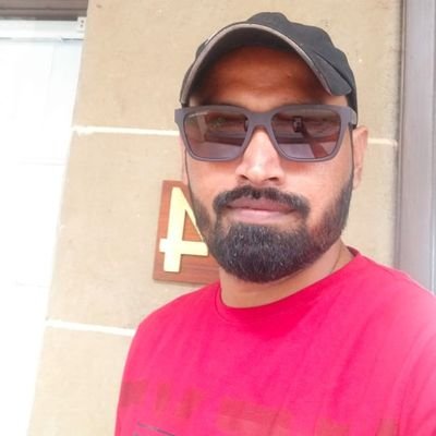 निभाना ही तो मुश्किल है ,
चाहना तो हर किसी को आता है..