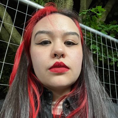 deranged in a silly, sexy, charismatic and an are you sure that you’re taking all of your meds? kind of way. she/they • 23• lesbian ⚢