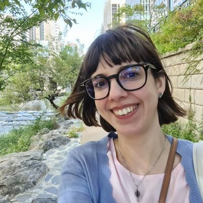 Jornalista formada pela ESPM, com pós em Jornalismo Cultural na UERJ. Mestranda na PUC-Rio | Fandoms: Army, Hidden Kard, Once, Reveluv, Carat, Stay e Blink
