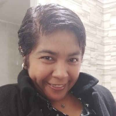Intérprete. Profesora de #1nt. Coach intercultural. Viajera y bailarina de pasión. Amante de los placeres de la buena vida.