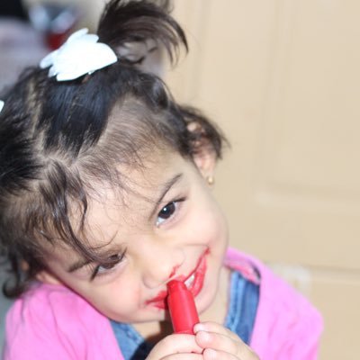 جميلةٌ جداً ، للحد الذي يجعلني مؤهلةٌ لقيادة سربٍ كامل من الفراشات 🖤🎻.