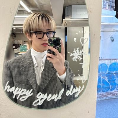 lebanase hoe/marina diamandis š¤ me/
elring since ROAR/
biasses: sunwoo and yongseop/
earthling/
crying because i miss in & seungyeop