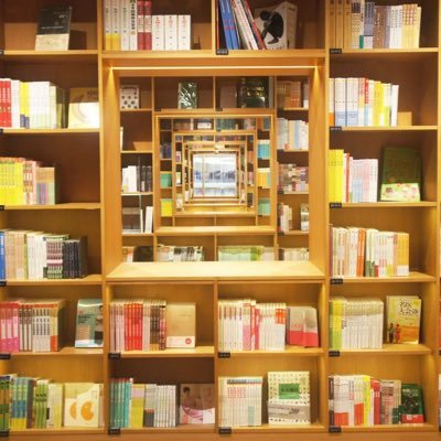 月に3冊は本を読みたい30代会社員📖読書好きさんと仲良くなりたい📖紙も電子も📖ミステリー・ファンタジー・漫画・自己啓発好き📖本がゆっくり読めるカフェ好き📖資産形成勉強中
