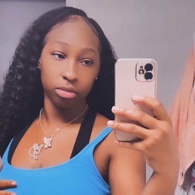 4/14🎉21 chapters🧸 your favorite fun size baby 5’2 🤍brown eyes 👀 with brown skin 💆🏽♀️ waddup.