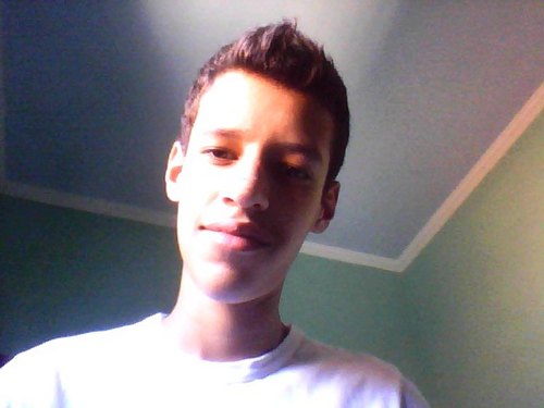 Nao curto twetter ou facebook, nem me siga, curto pop rock e uma eletronica se quiser saber mais ligue  3345689  e converse com meu cachorro :D