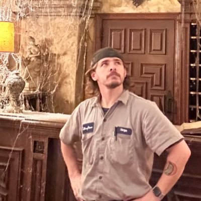 Former Navy Sailor, currently an RST at Hollywood Studios specifically on Tower of Terror. Taken 💜